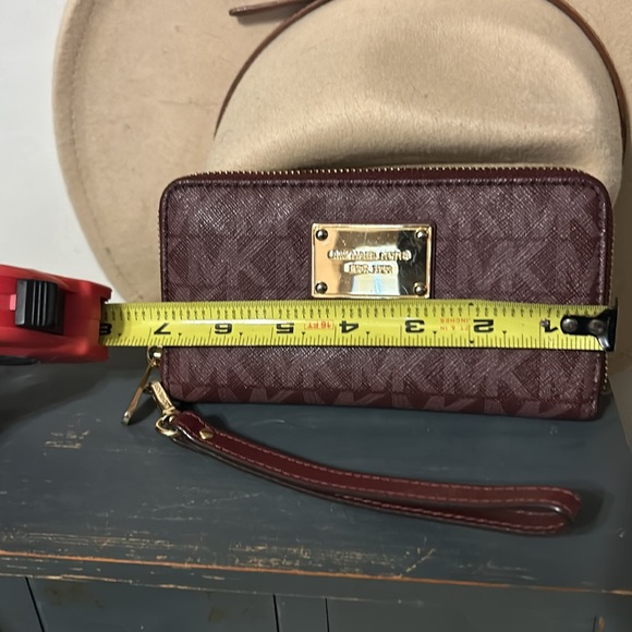 LIKE NEW Michael kors wristlet - Picture 3 of 8